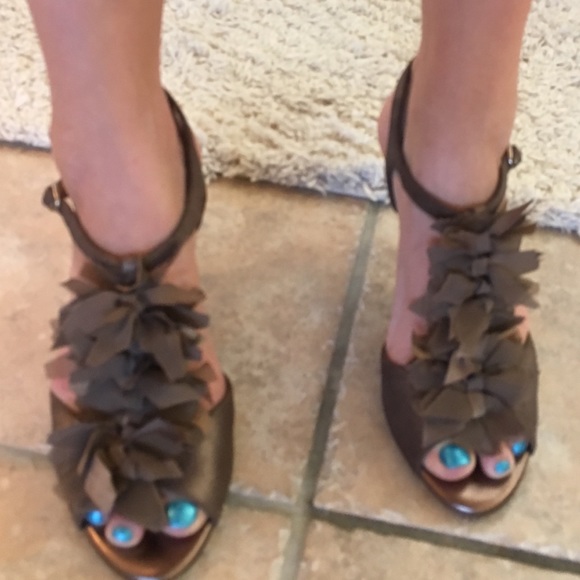 Banana Republic metallic brown heels w/bows on top - Picture 2 of 8